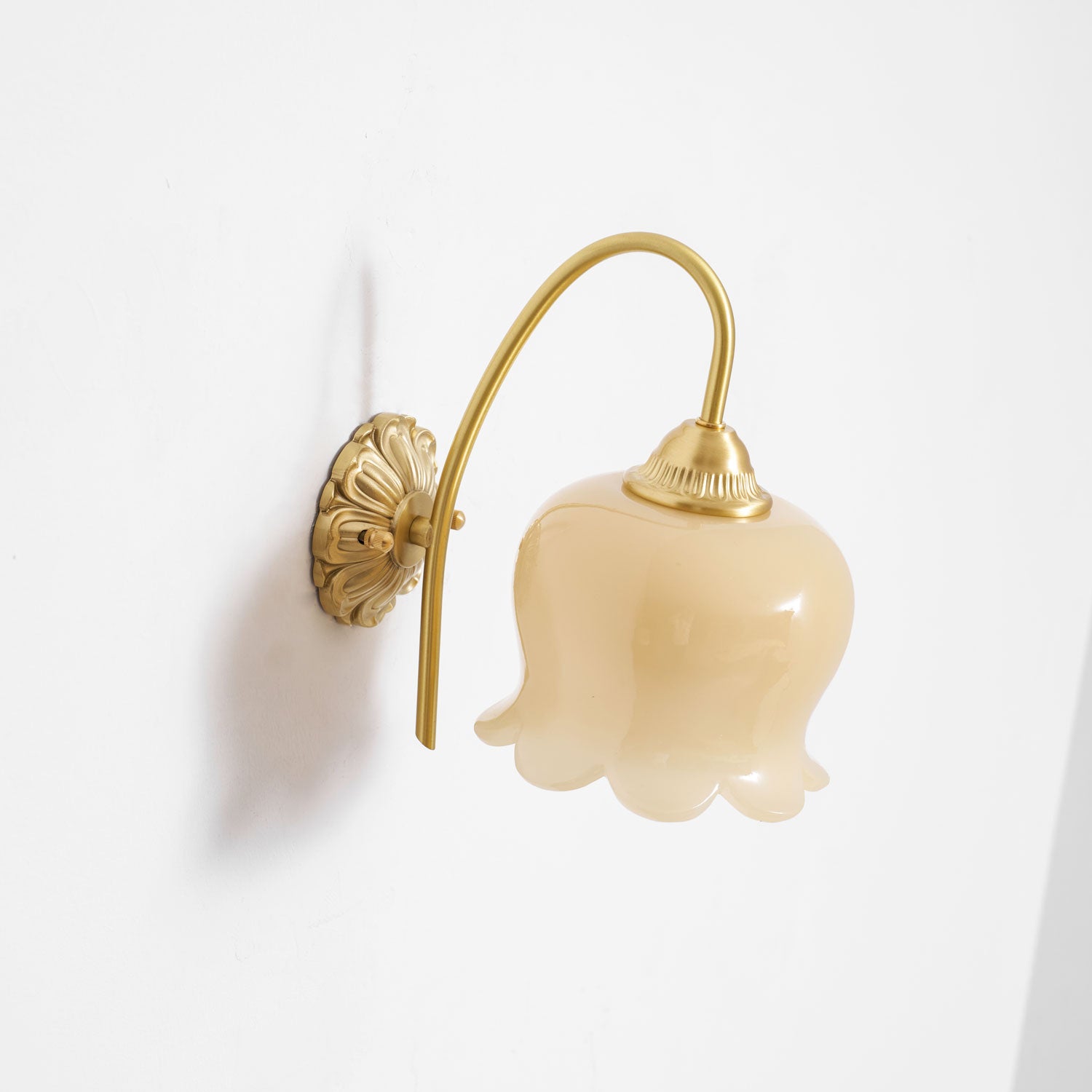 مصباح حائط زهرة الوادي