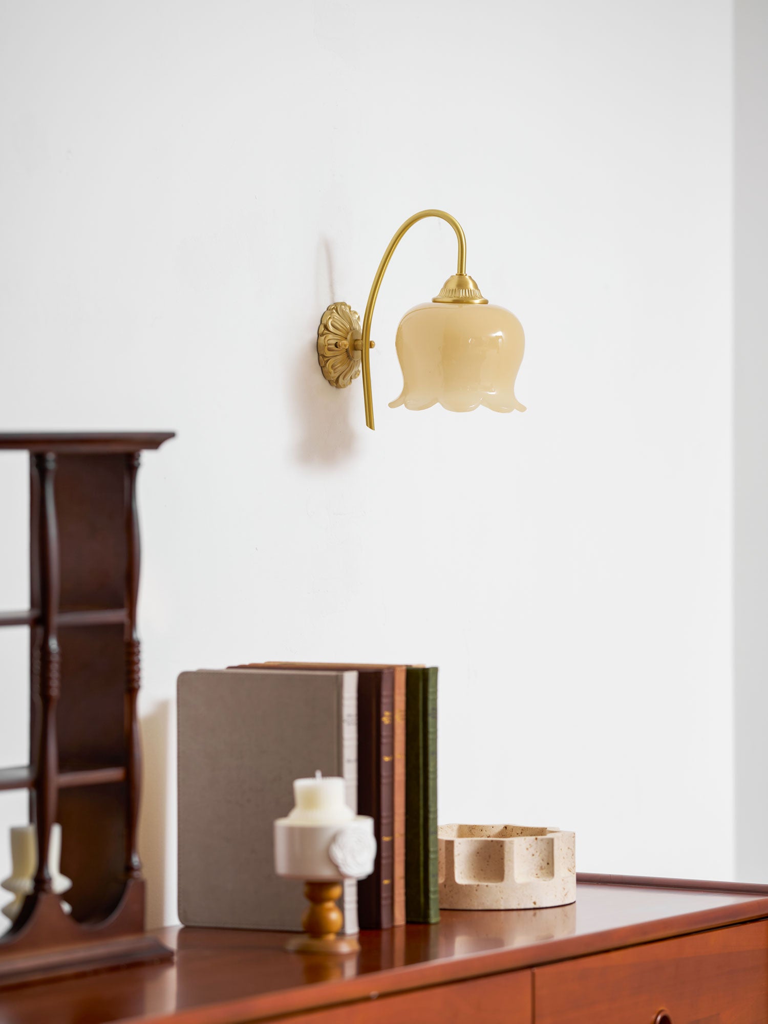 مصباح حائط زهرة الوادي