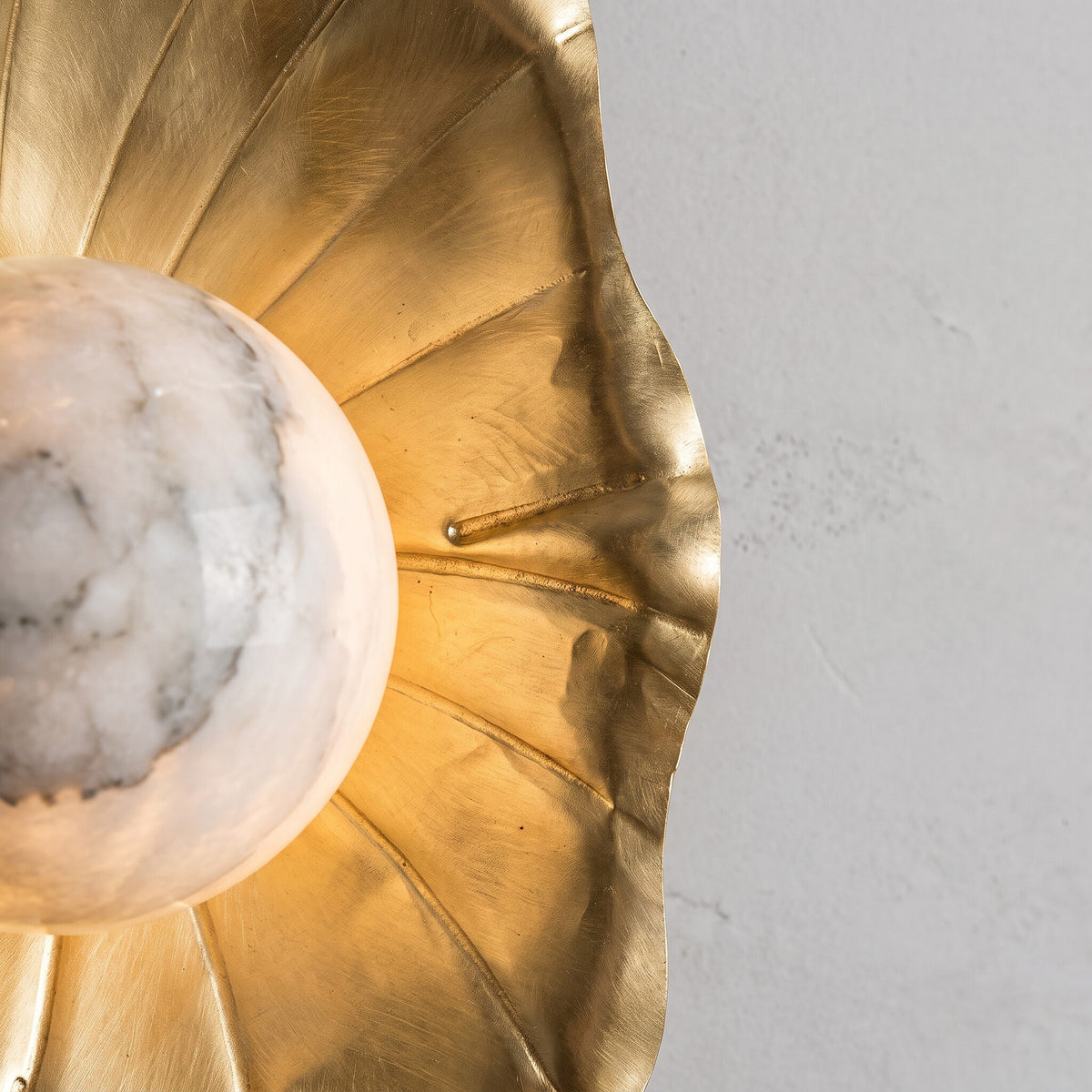 Aplique de pared de alabastro Halcyon Ginkgo