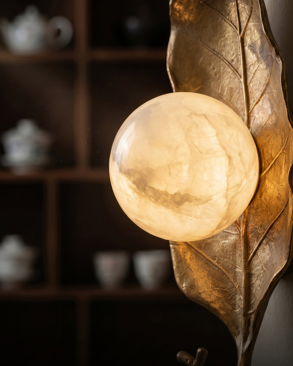 Aplique de pared de alabastro Halcyon Ginkgo