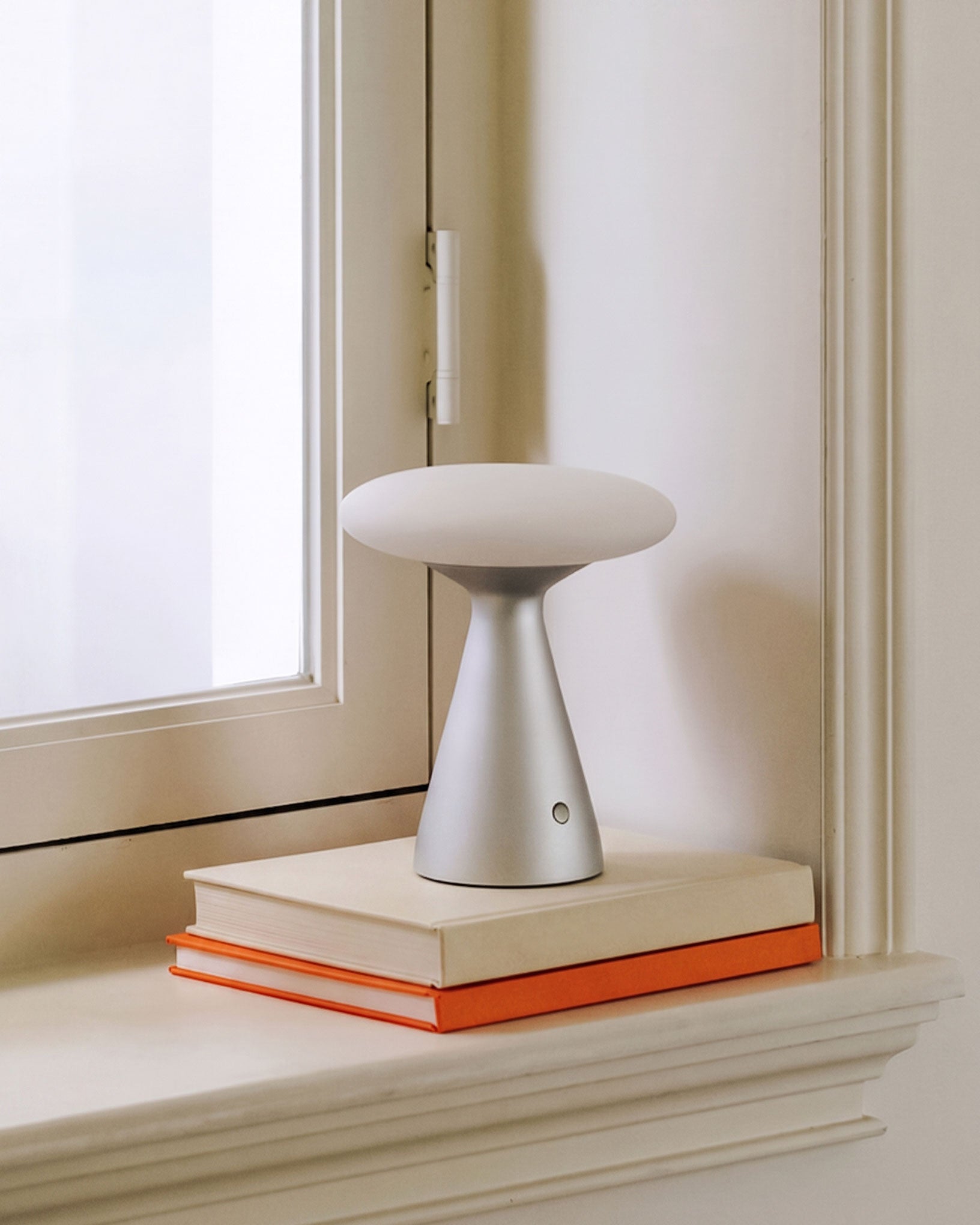 Lorcan Matte Table Lamp (built-in battery)