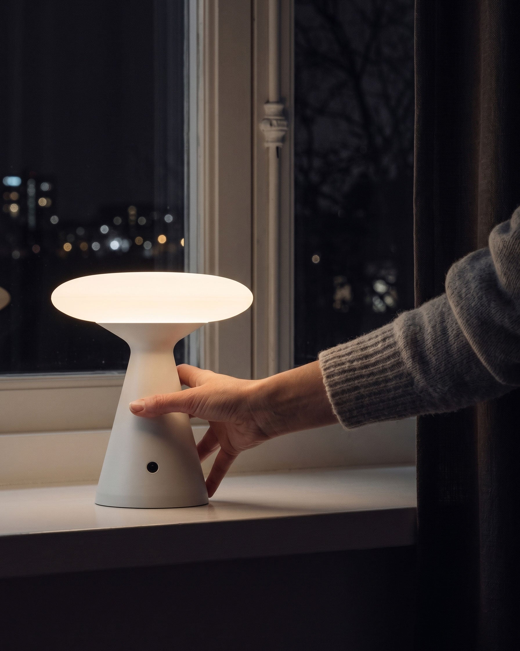 Lorcan Matte Table Lamp (built-in battery)