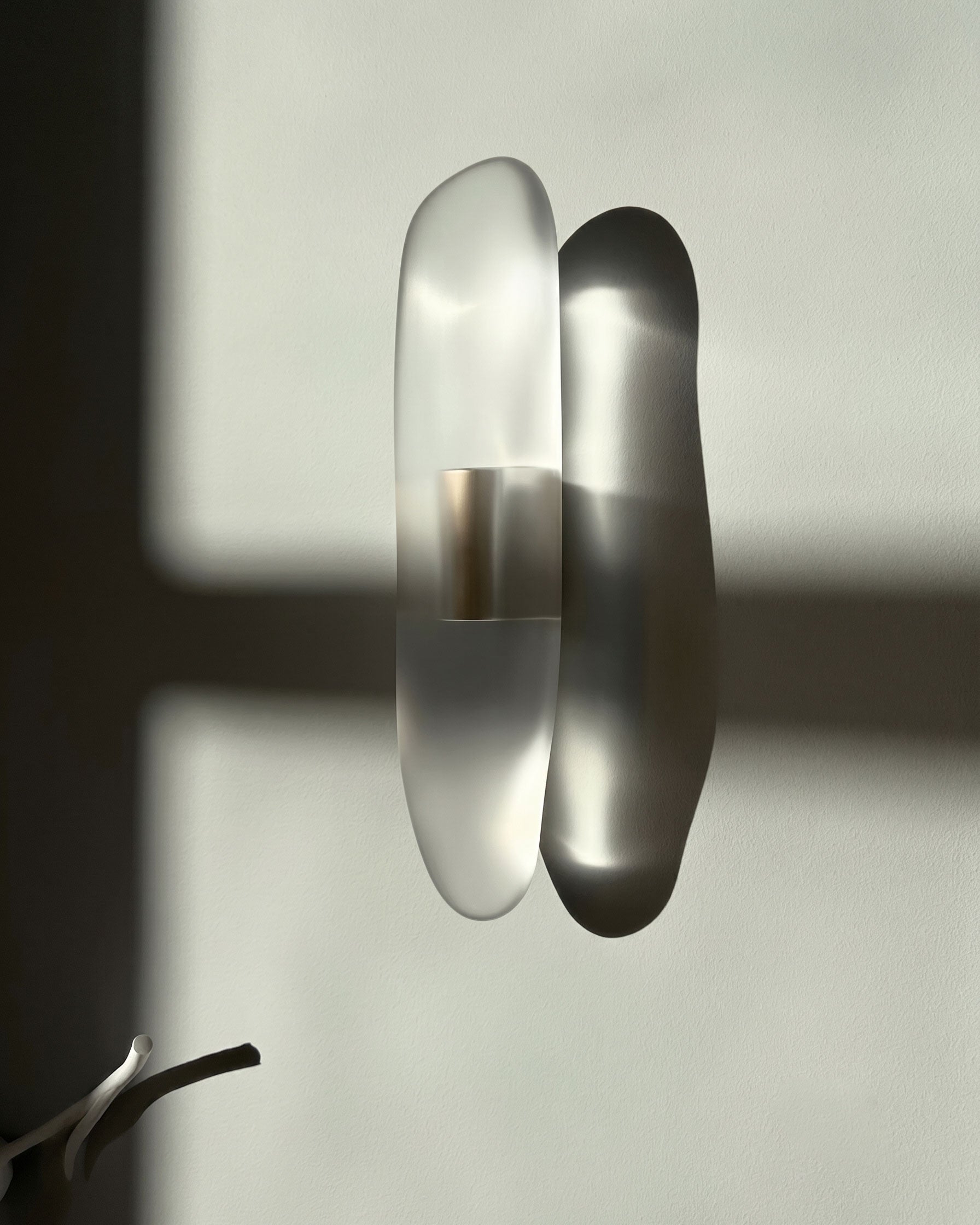 Rayonshine Lowen Resin Wall Sconce — Detail View 17