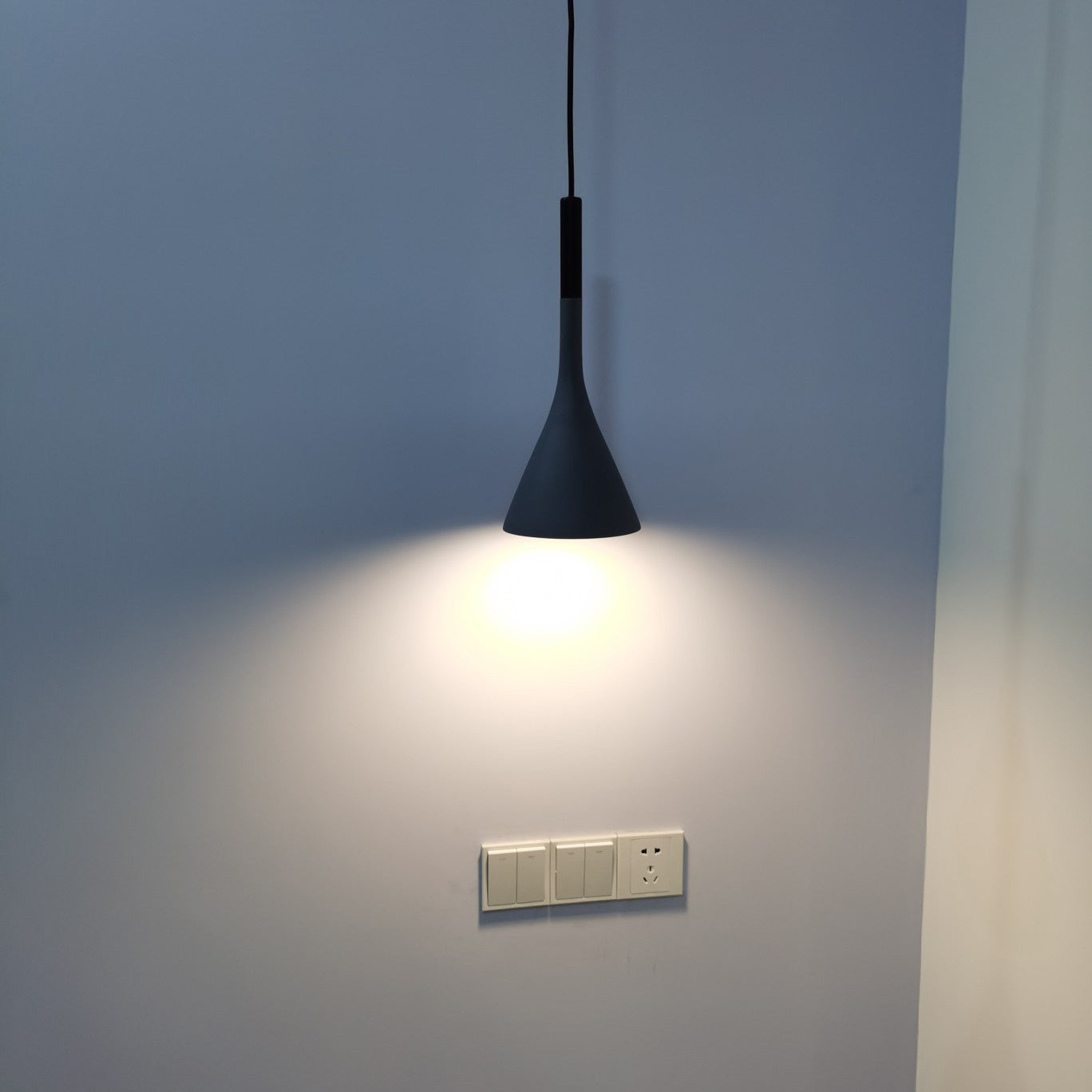 Lampe à suspension en résine Aplomb