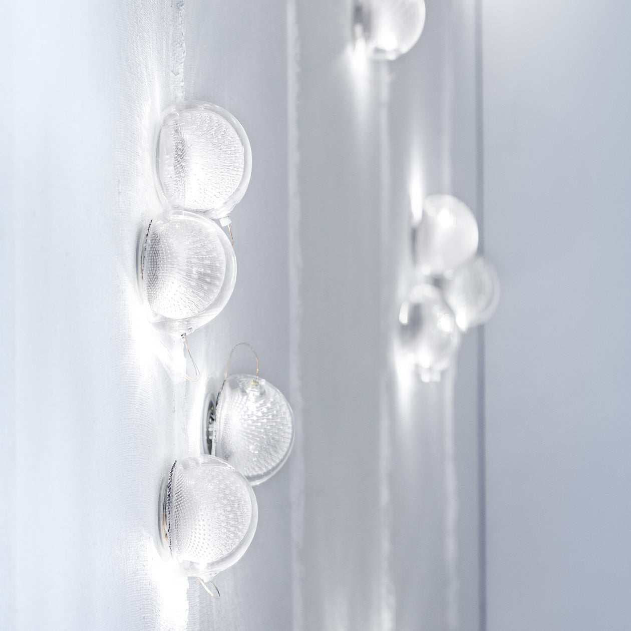 Applique murale en verre blanc-transparent