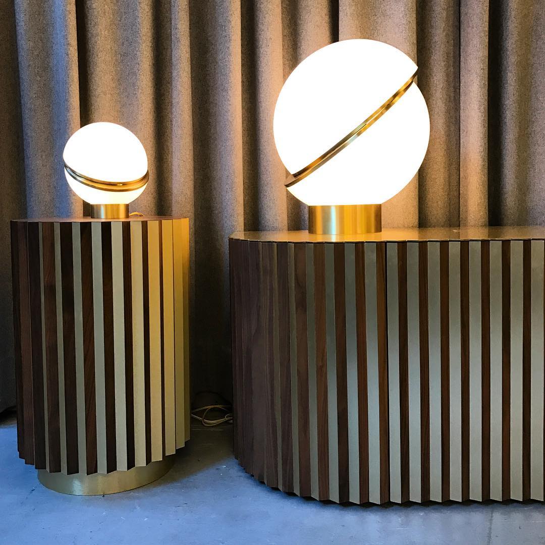 Lámpara de mesa de media luna