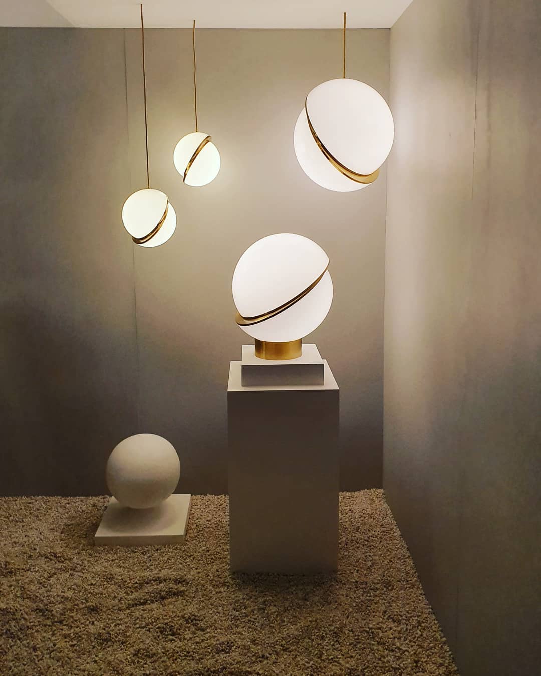 Lámpara de mesa de media luna
