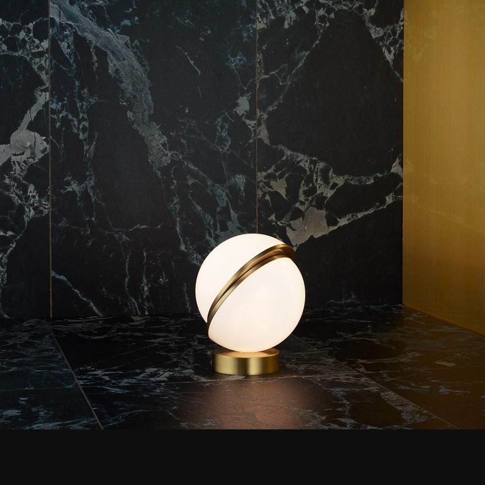 Lámpara de mesa de media luna