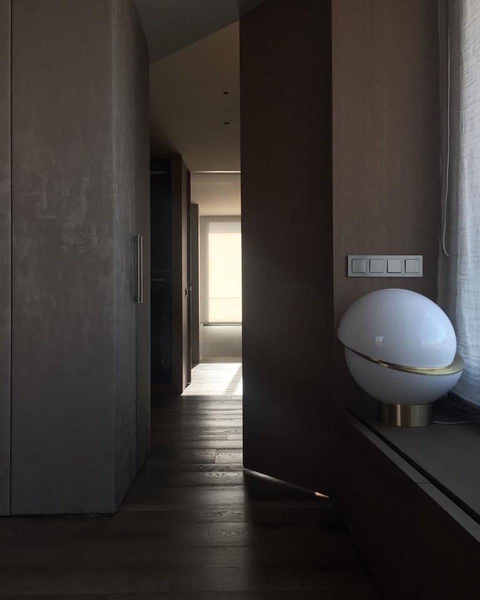 Lámpara de mesa de media luna