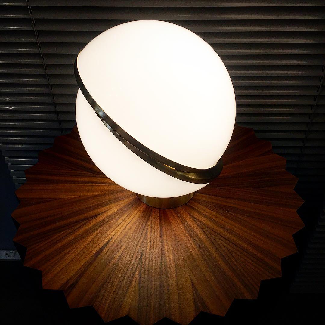 Lámpara de mesa de media luna