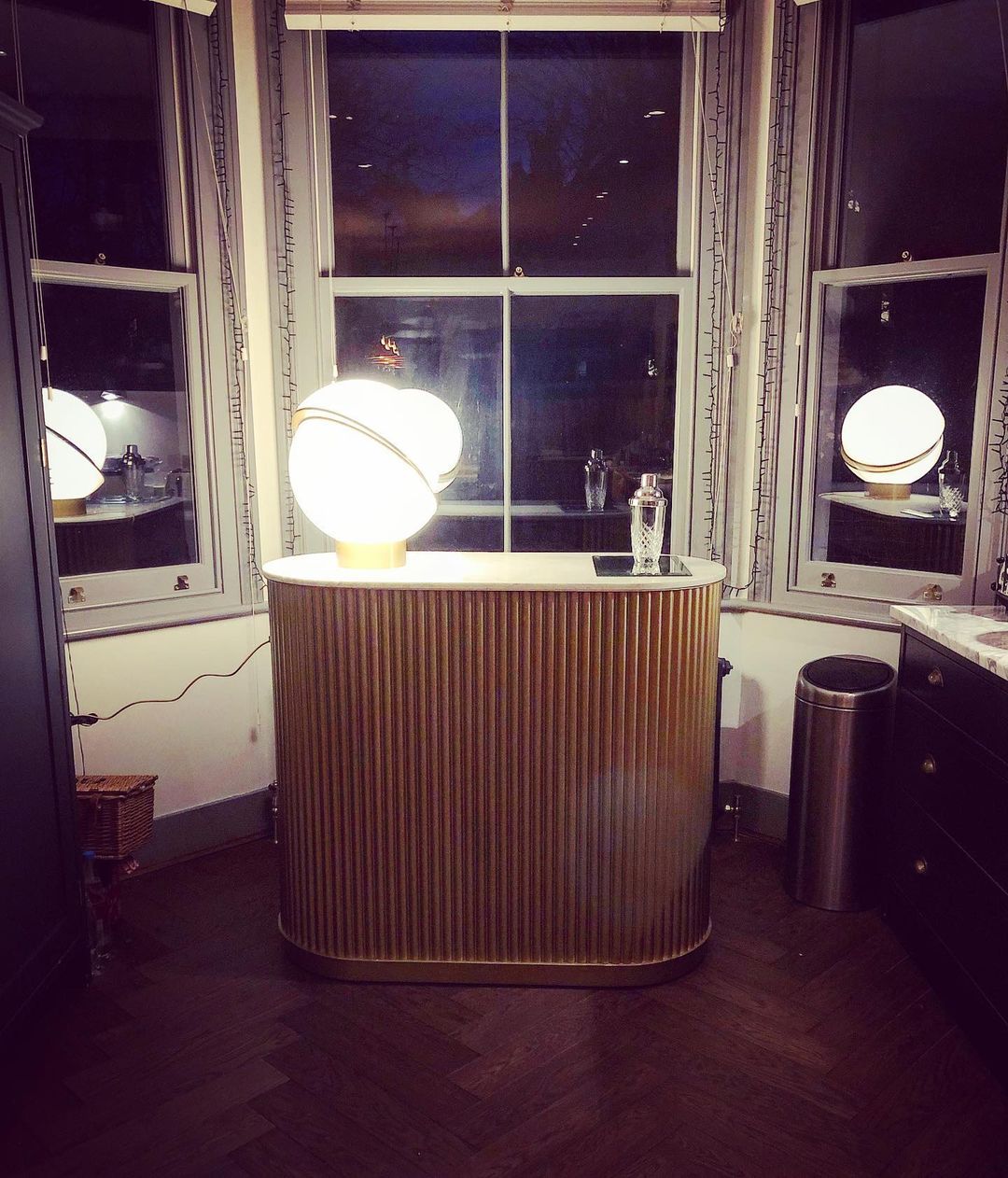 Lámpara de mesa de media luna