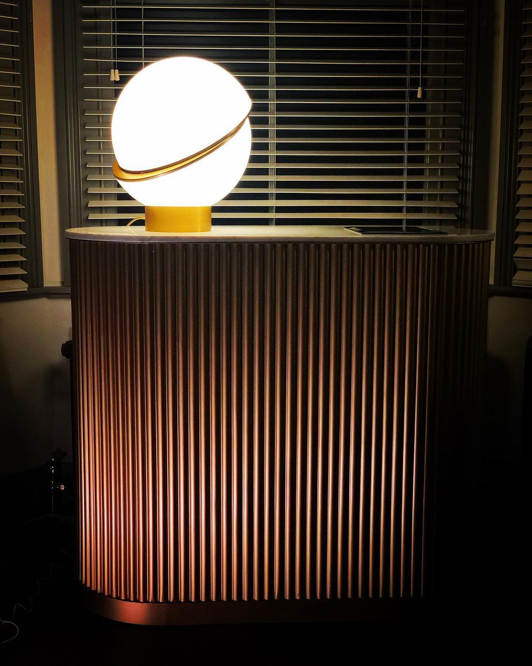 Lámpara de mesa de media luna