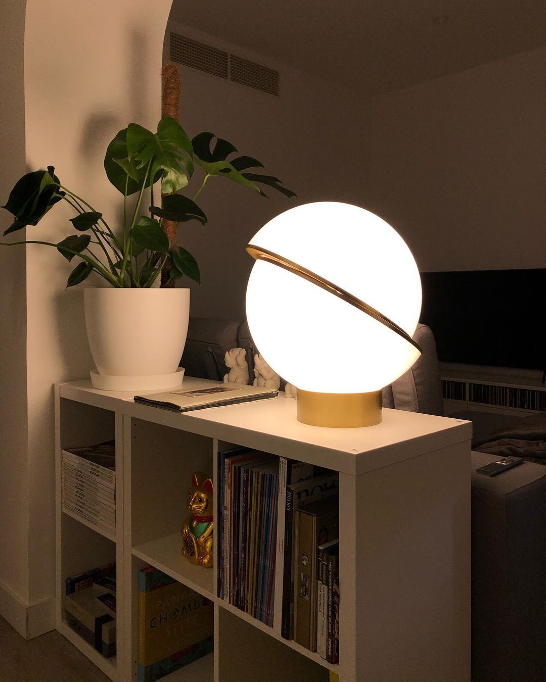 Lámpara de mesa de media luna