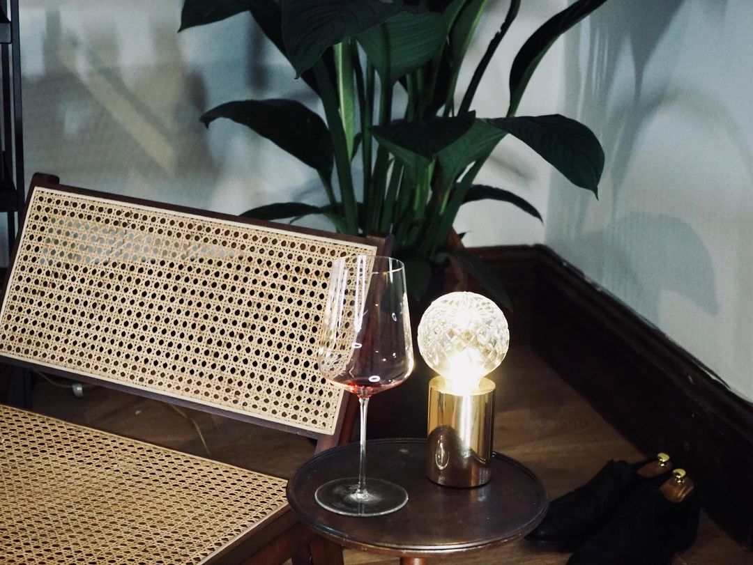 Lámpara de mesa con bombilla de cristal