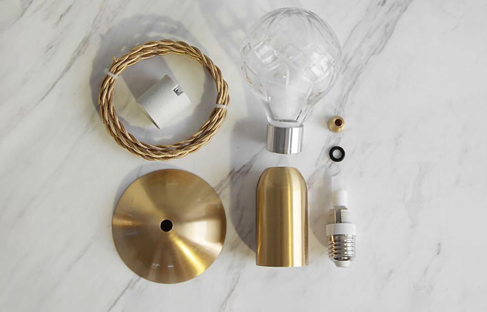 Lámpara de mesa con bombilla de cristal