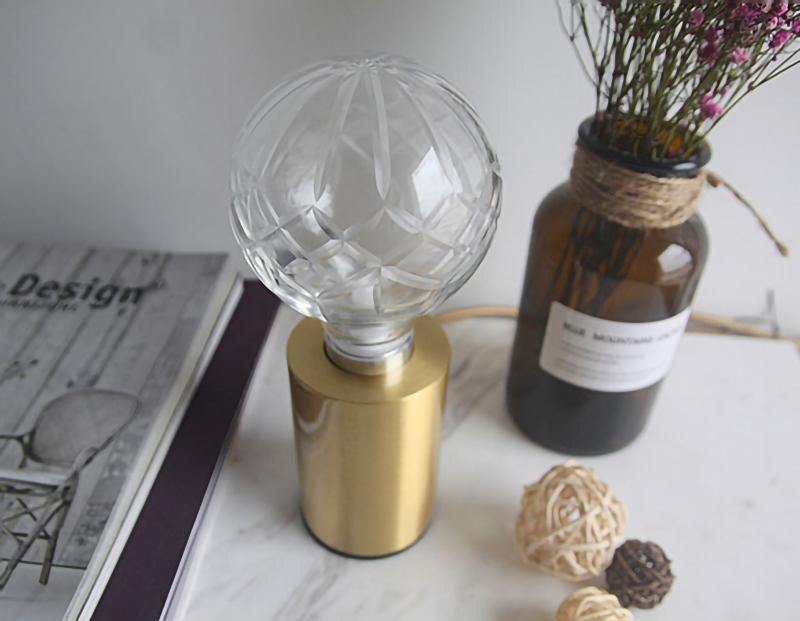 Lámpara de mesa con bombilla de cristal