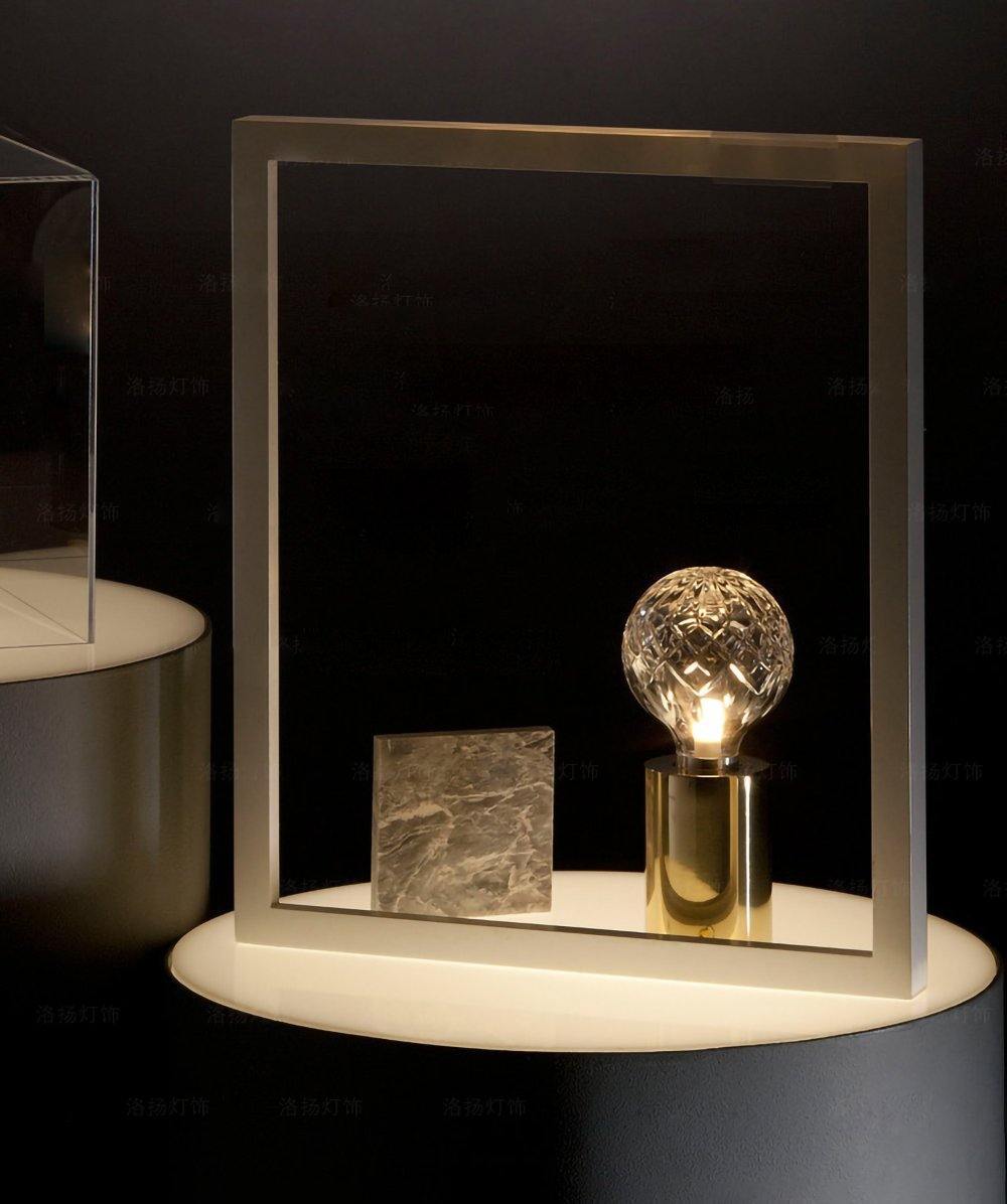 Lámpara de mesa con bombilla de cristal