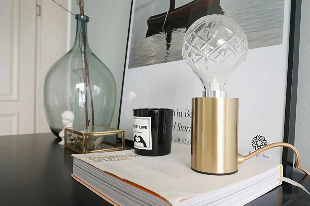 Lámpara de mesa con bombilla de cristal