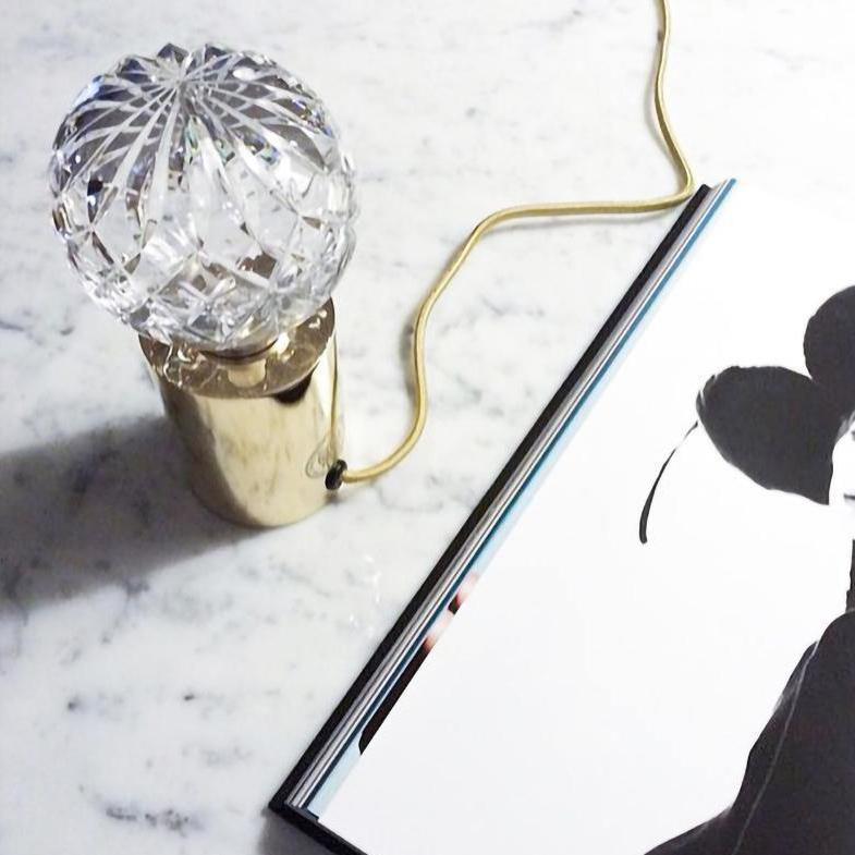 Lámpara de mesa con bombilla de cristal