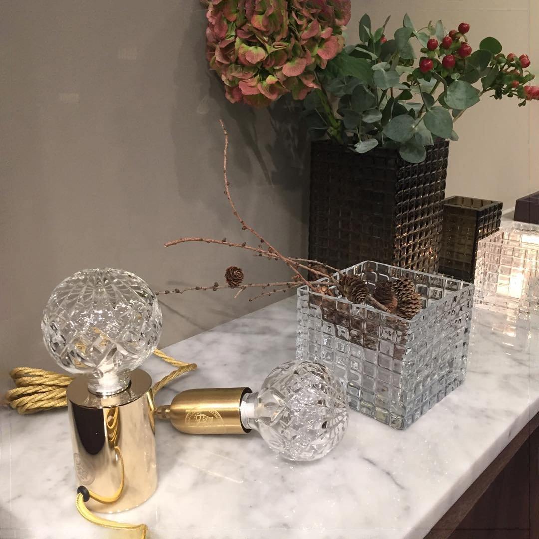 Lámpara de mesa con bombilla de cristal