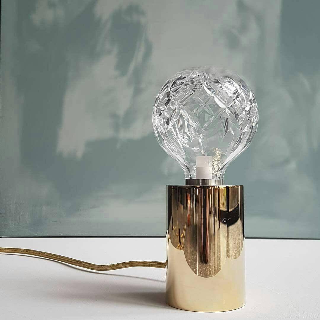 Lámpara de mesa con bombilla de cristal