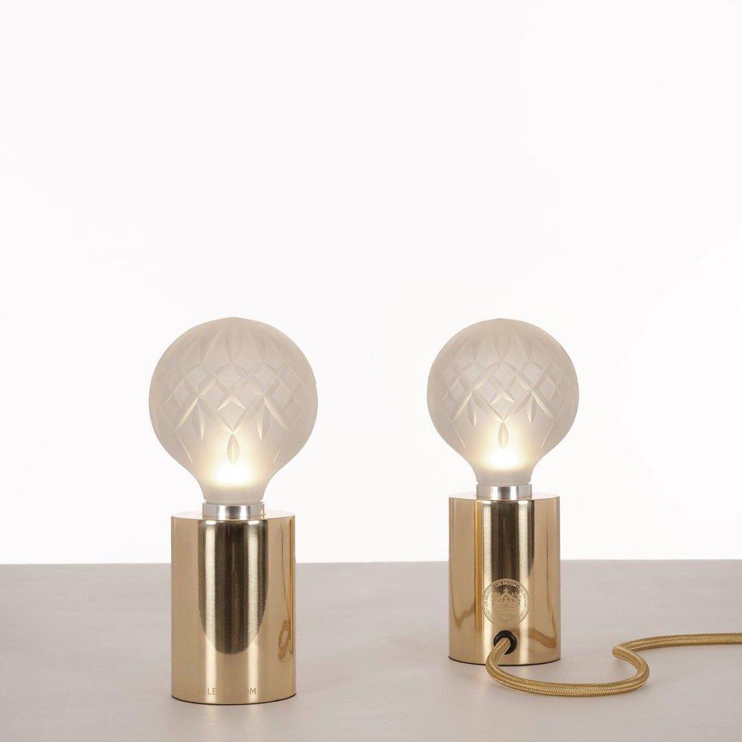 Lámpara de mesa con bombilla de cristal