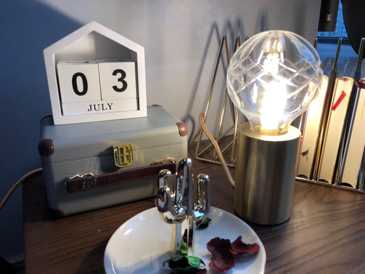 Lámpara de mesa con bombilla de cristal