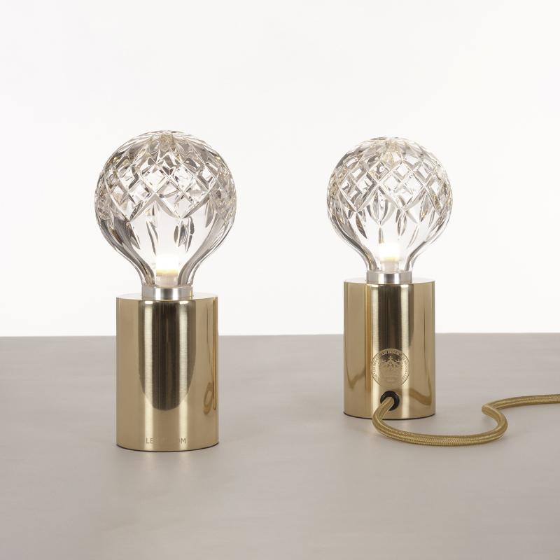 Lámpara de mesa con bombilla de cristal