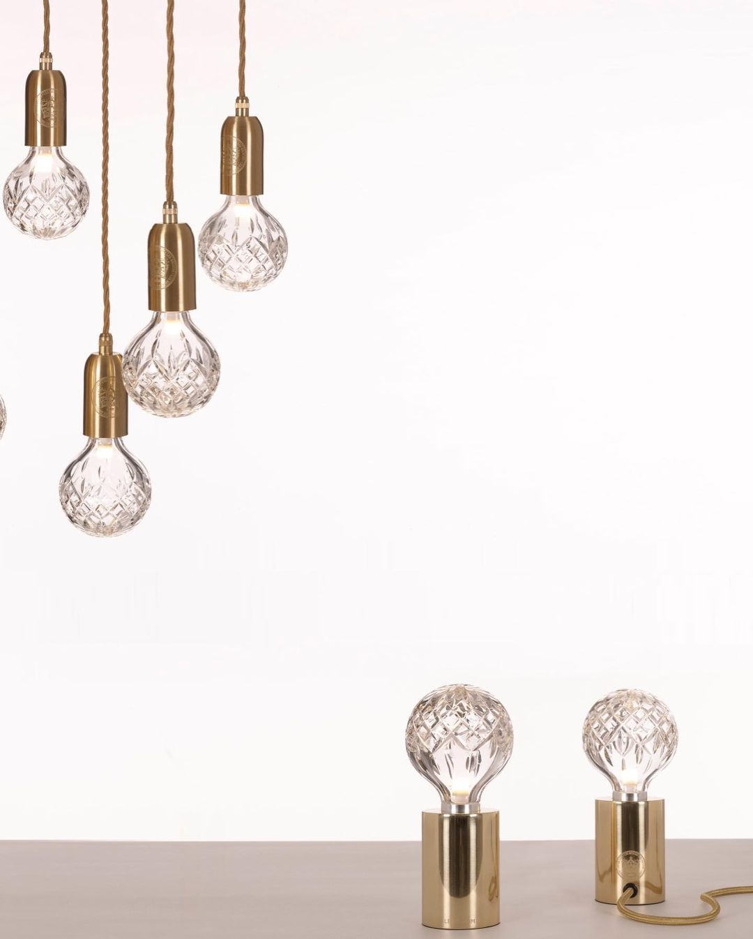 Lámpara de mesa con bombilla de cristal