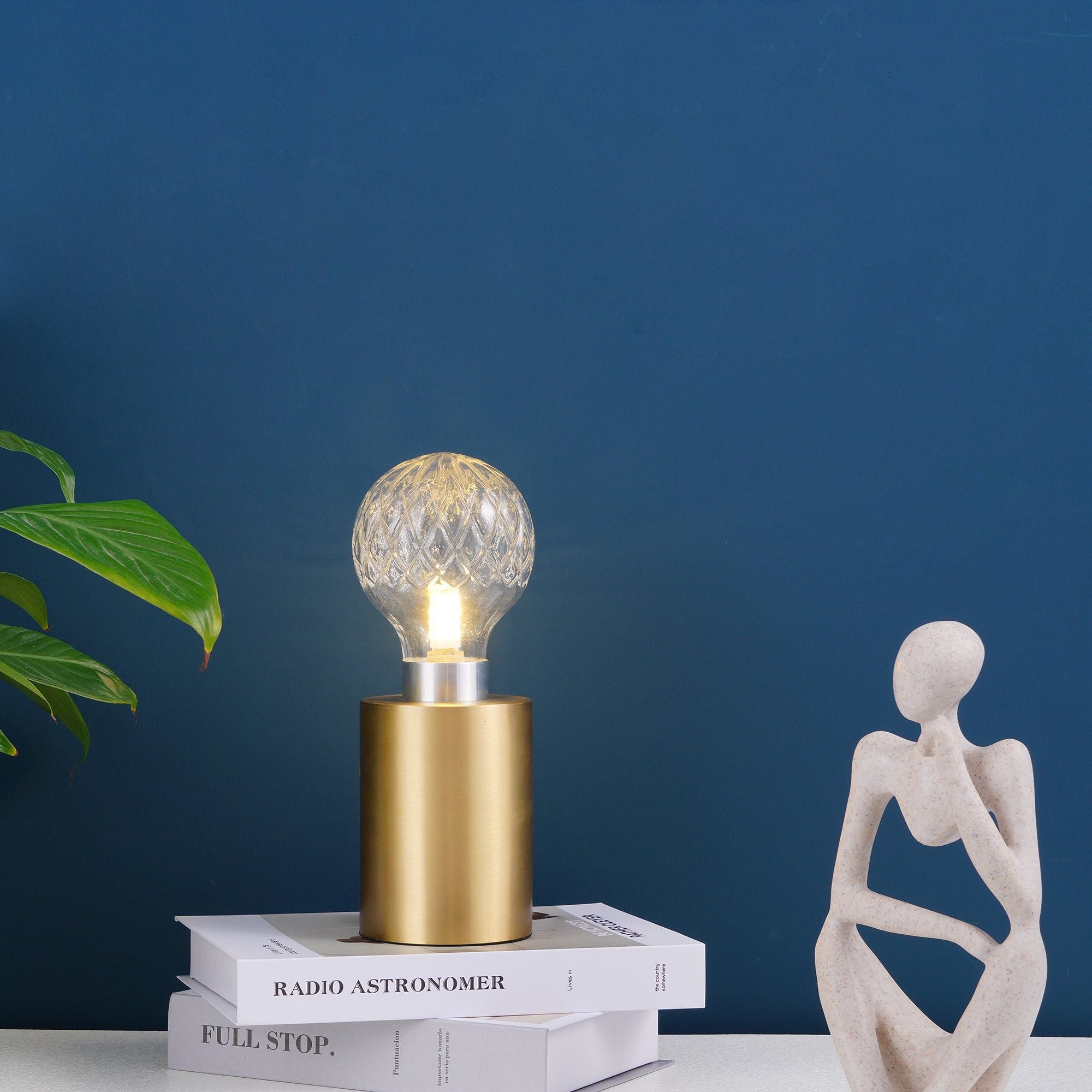 Lámpara de mesa con bombilla de cristal