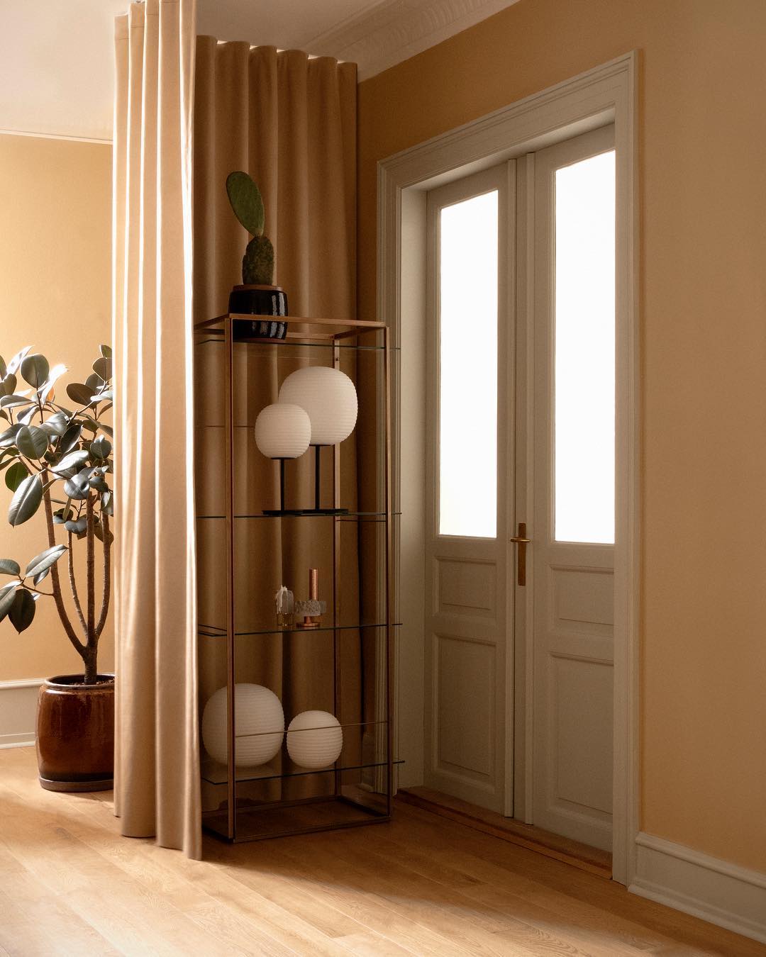 مصباح طاولة فانوس غلوب