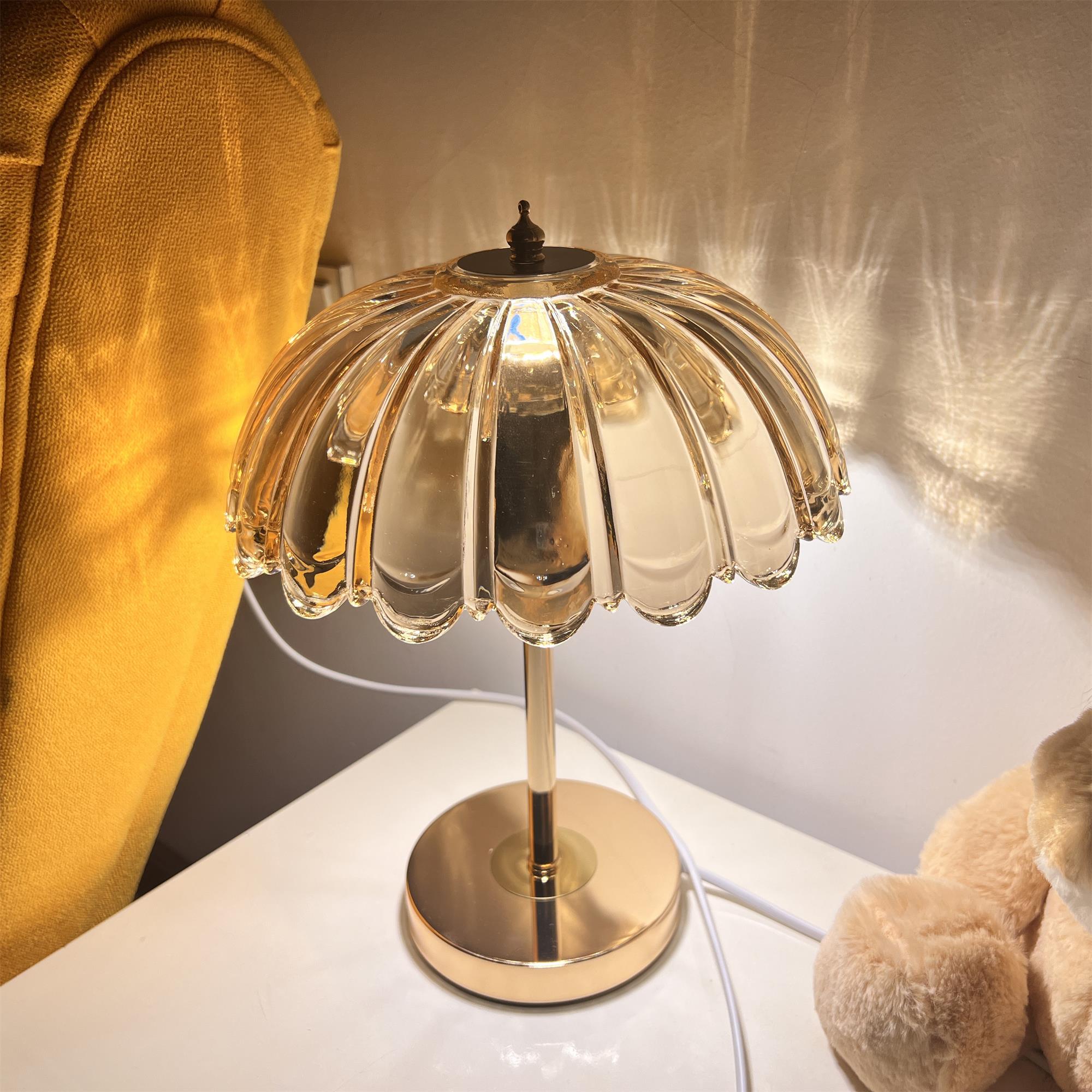 مصباح طاولة لوتس