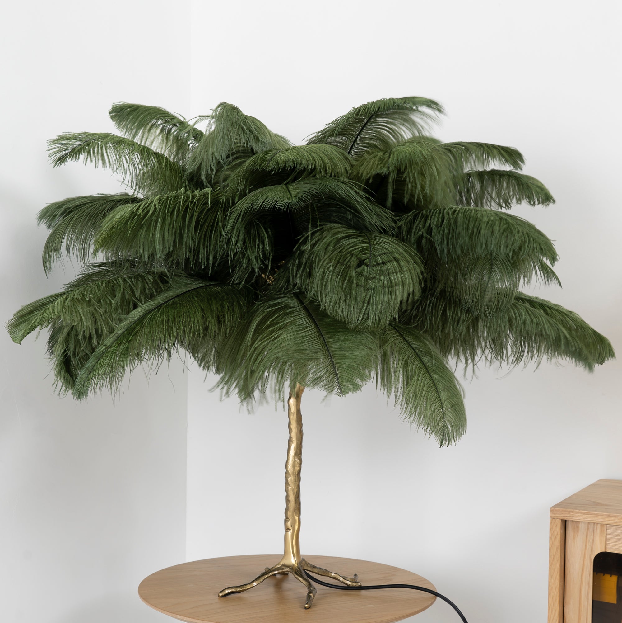 Lámpara de mesa de plumas de avestruz