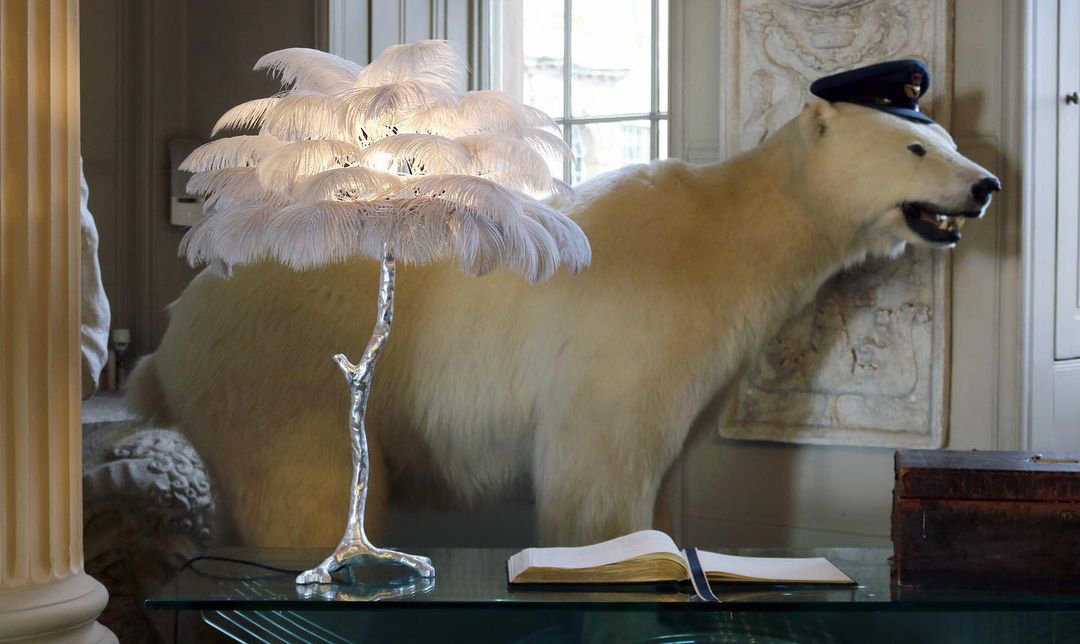 Lámpara de mesa de plumas de avestruz