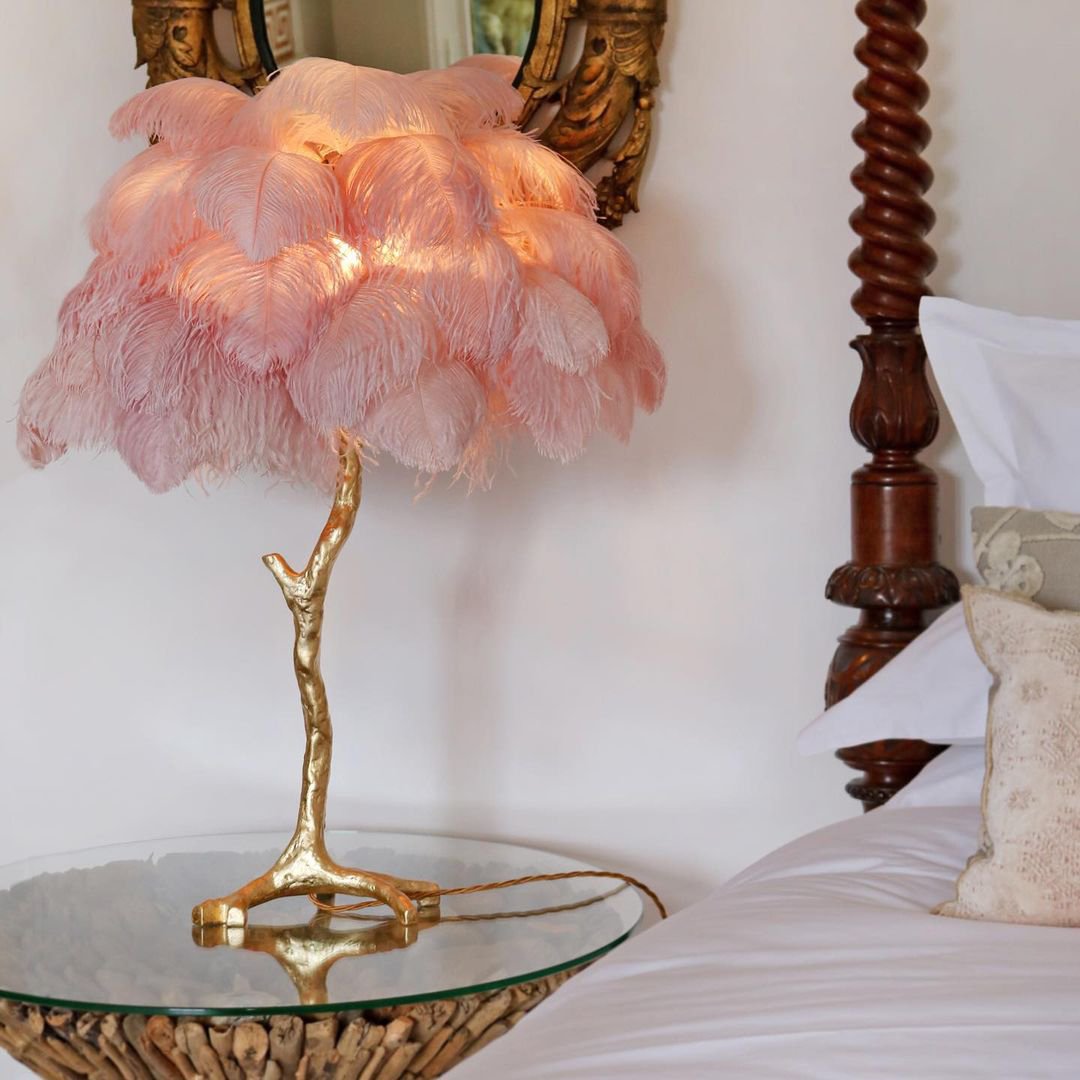Lámpara de mesa de plumas de avestruz
