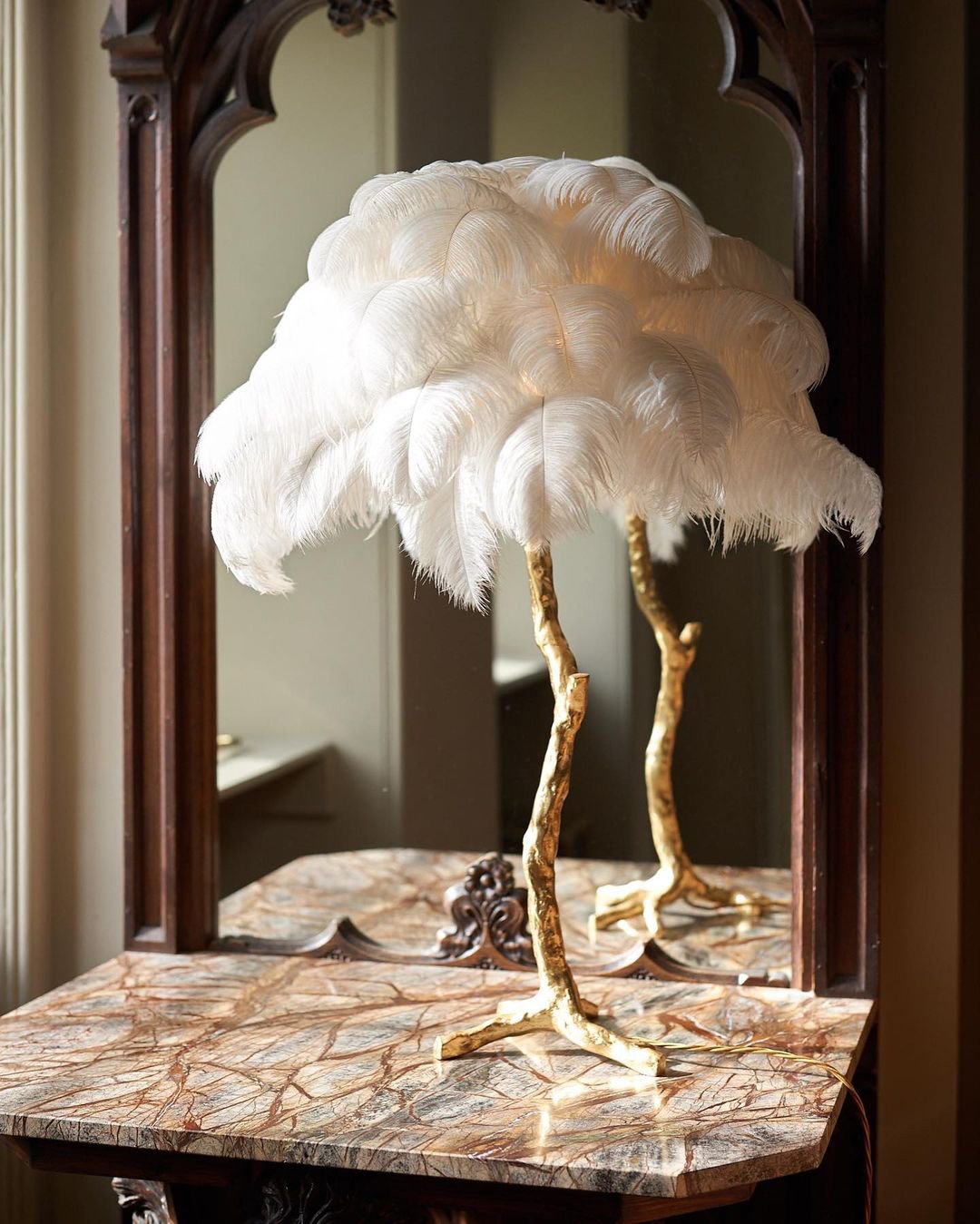 Lámpara de mesa de plumas de avestruz