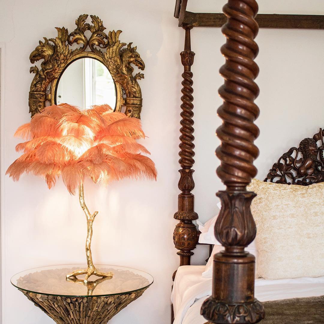 Lámpara de mesa de plumas de avestruz