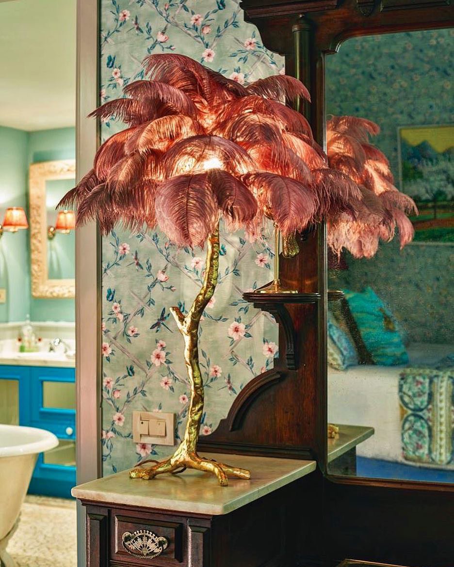 Lámpara de mesa de plumas de avestruz