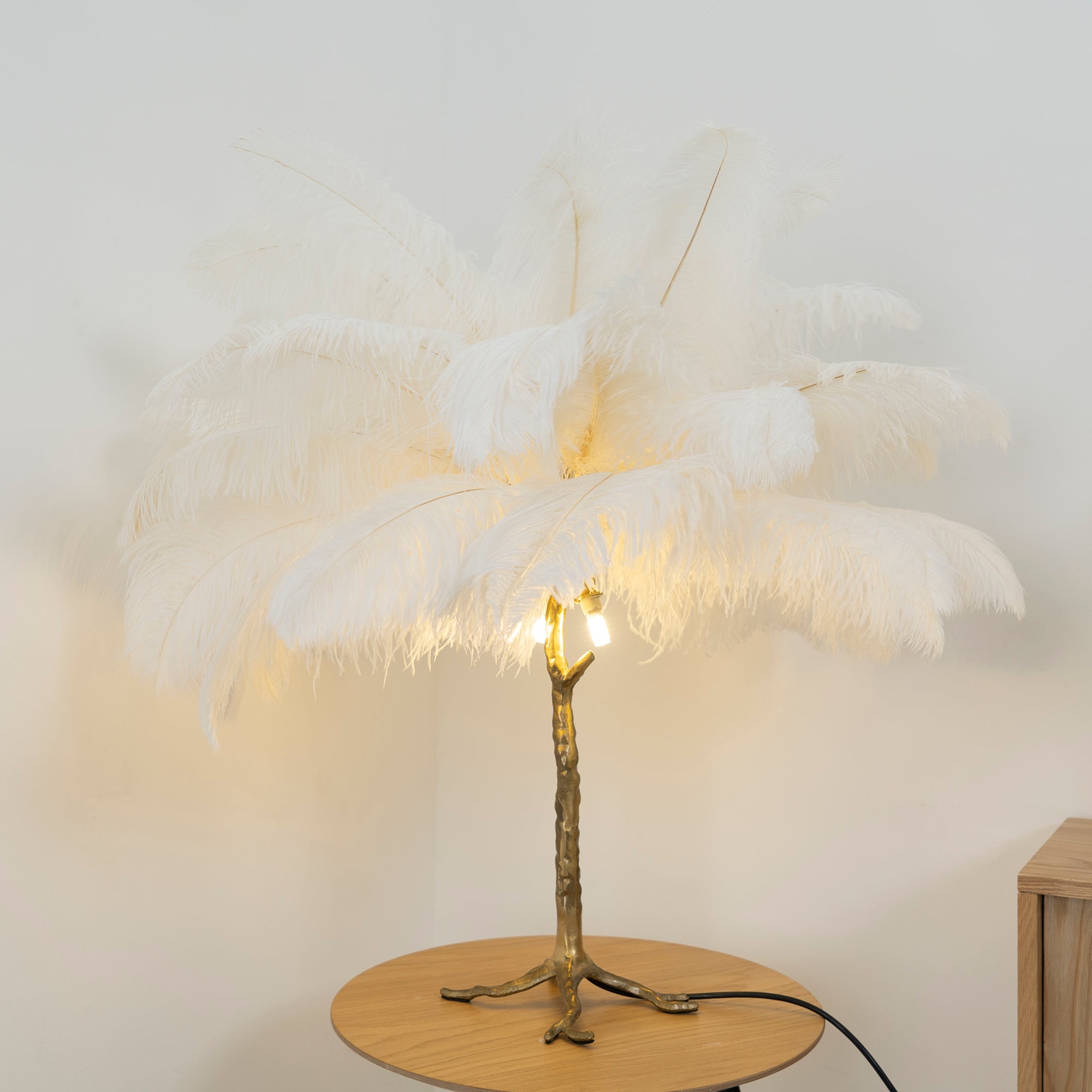 Lámpara de mesa de plumas de avestruz