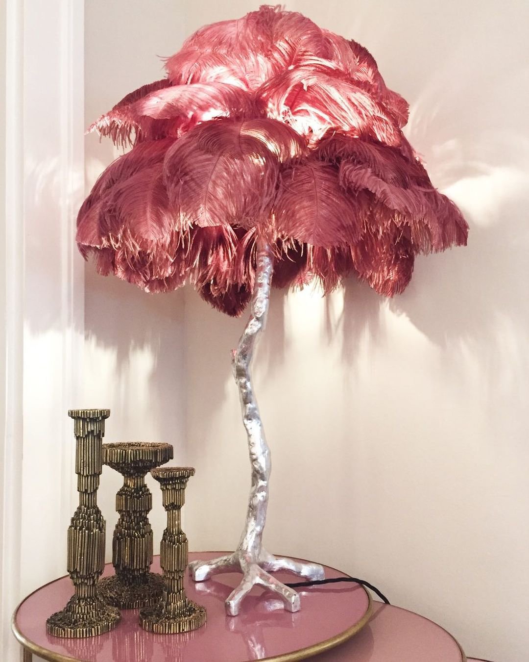 Lámpara de mesa de plumas de avestruz