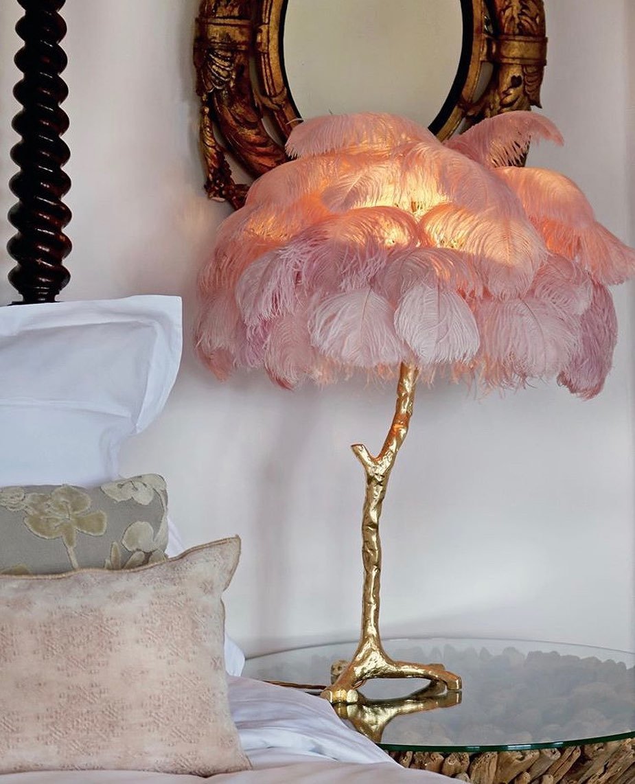 Lámpara de mesa de plumas de avestruz
