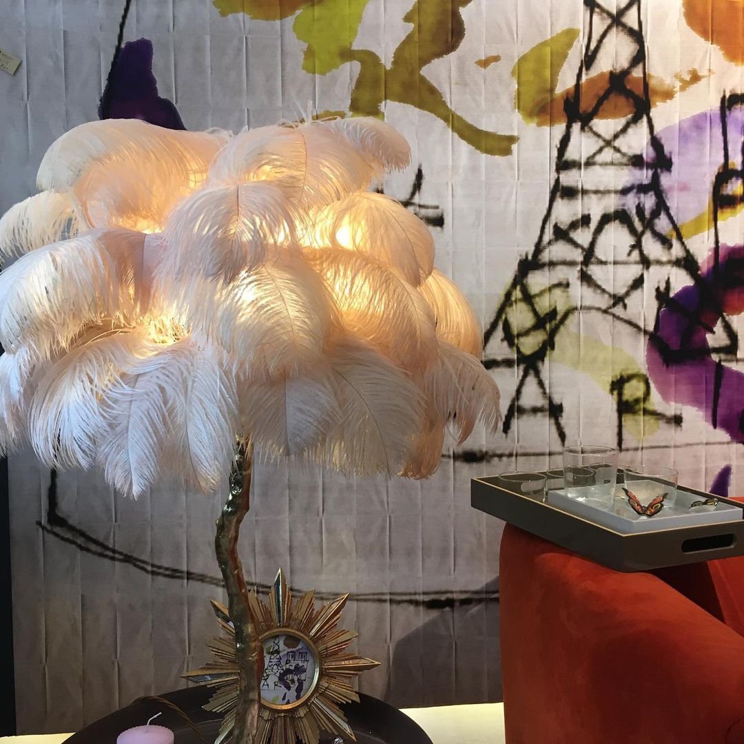Lámpara de mesa de plumas de avestruz