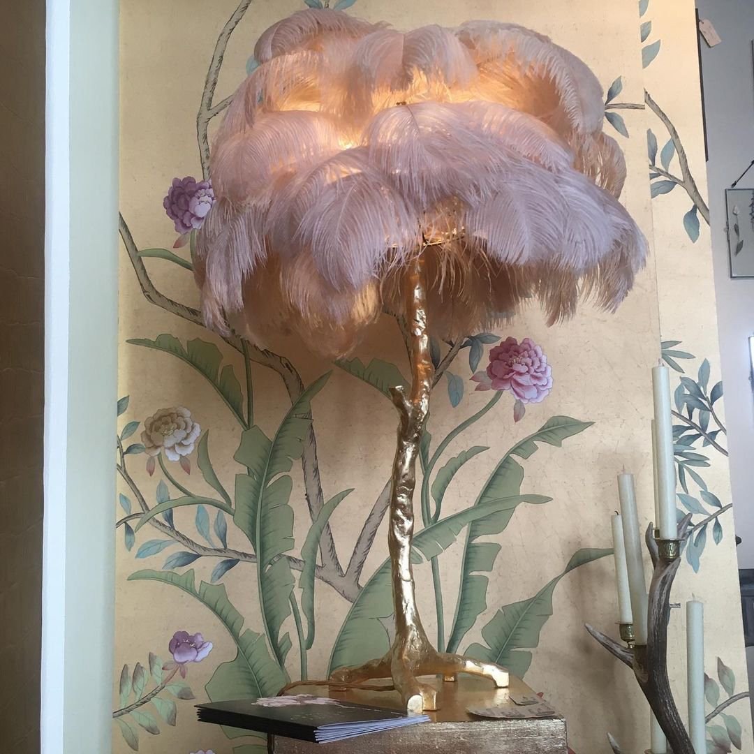 Lámpara de mesa de plumas de avestruz