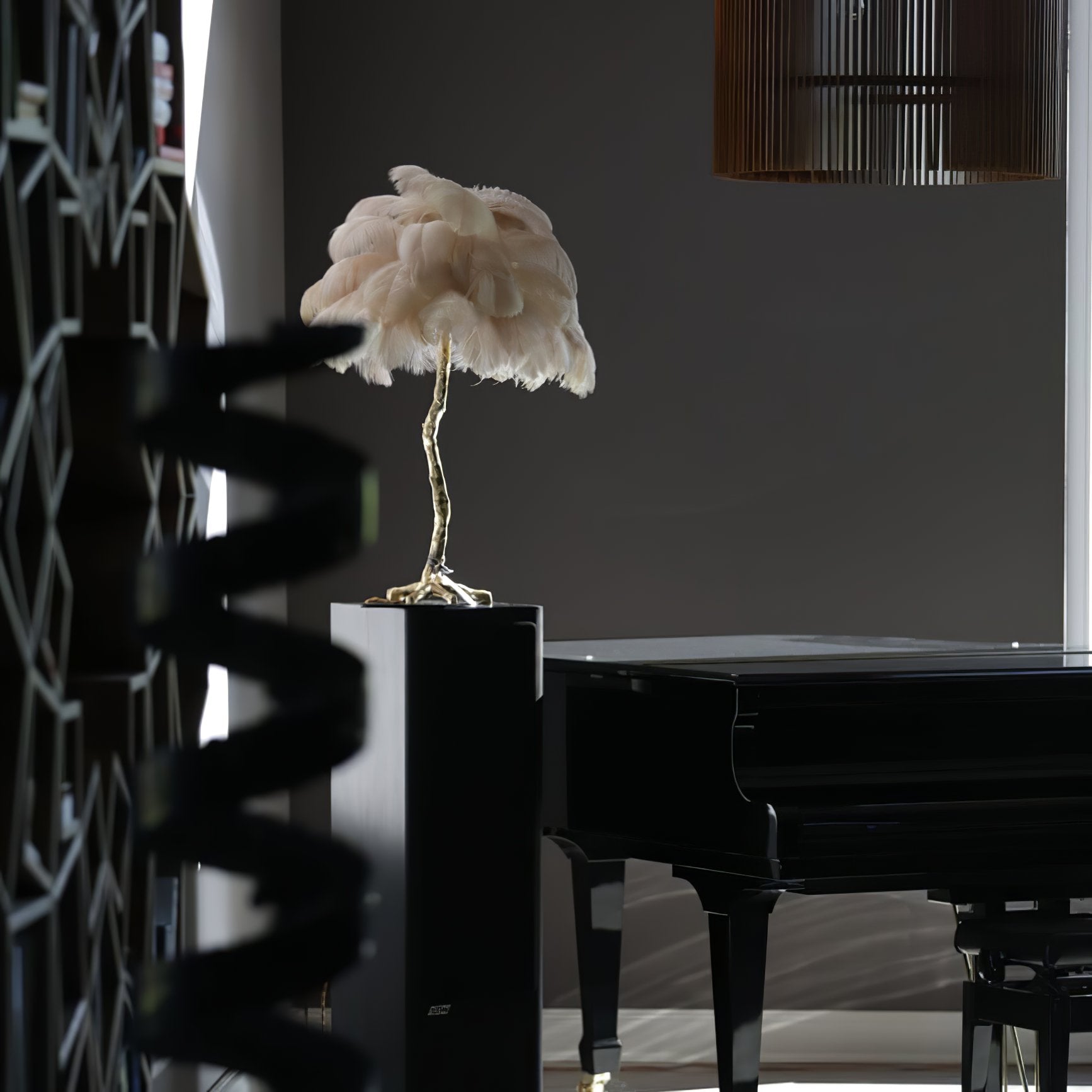 Lámpara de mesa de plumas de avestruz