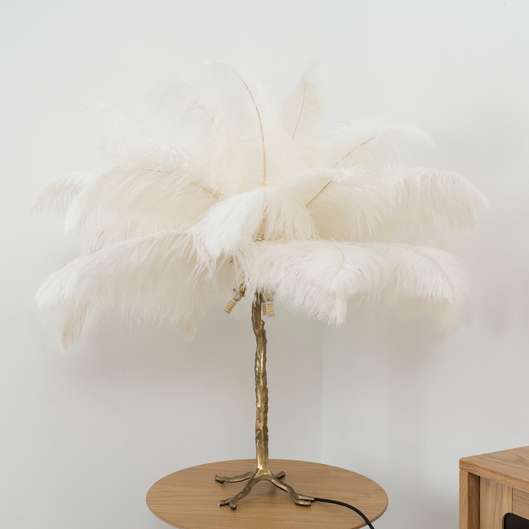 Lámpara de mesa de plumas de avestruz