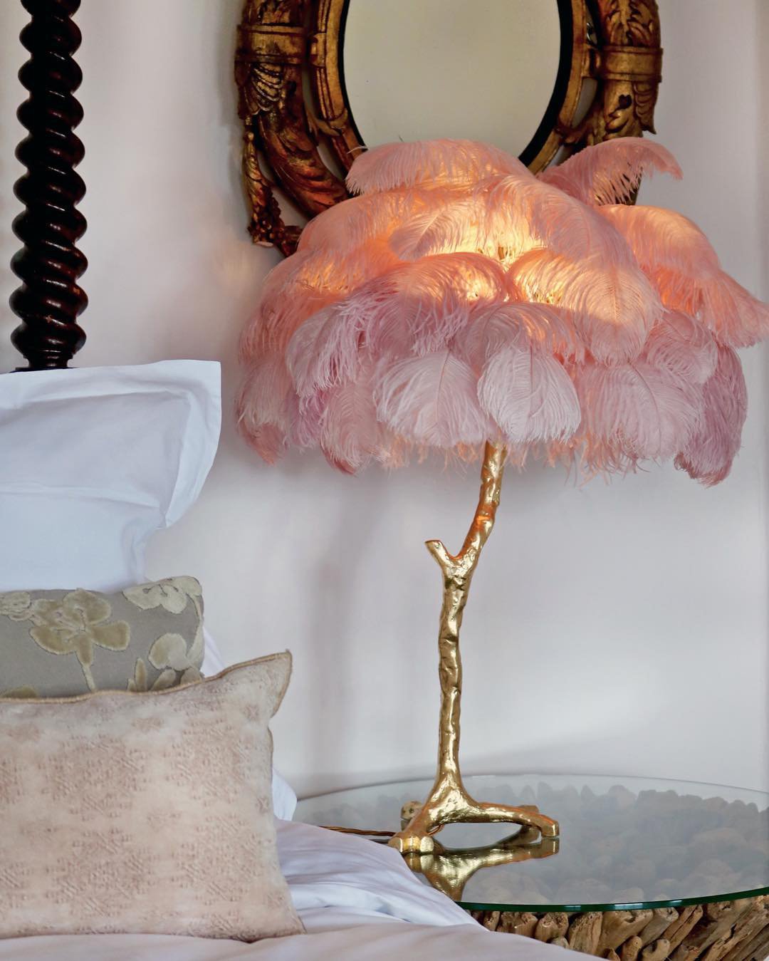 Lámpara de mesa de plumas de avestruz