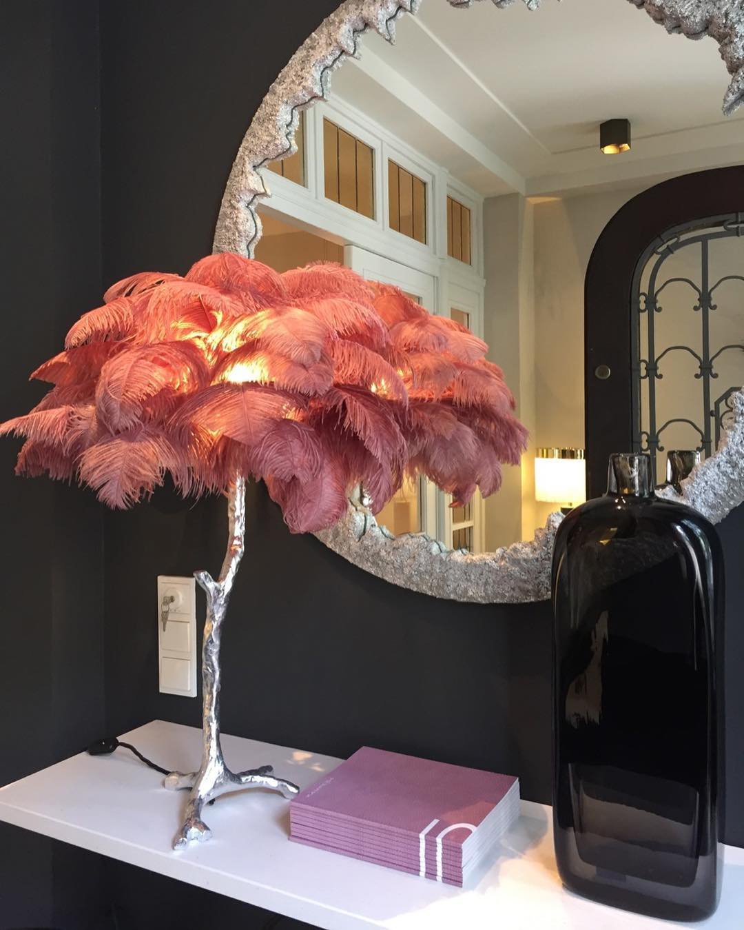 Lámpara de mesa de plumas de avestruz