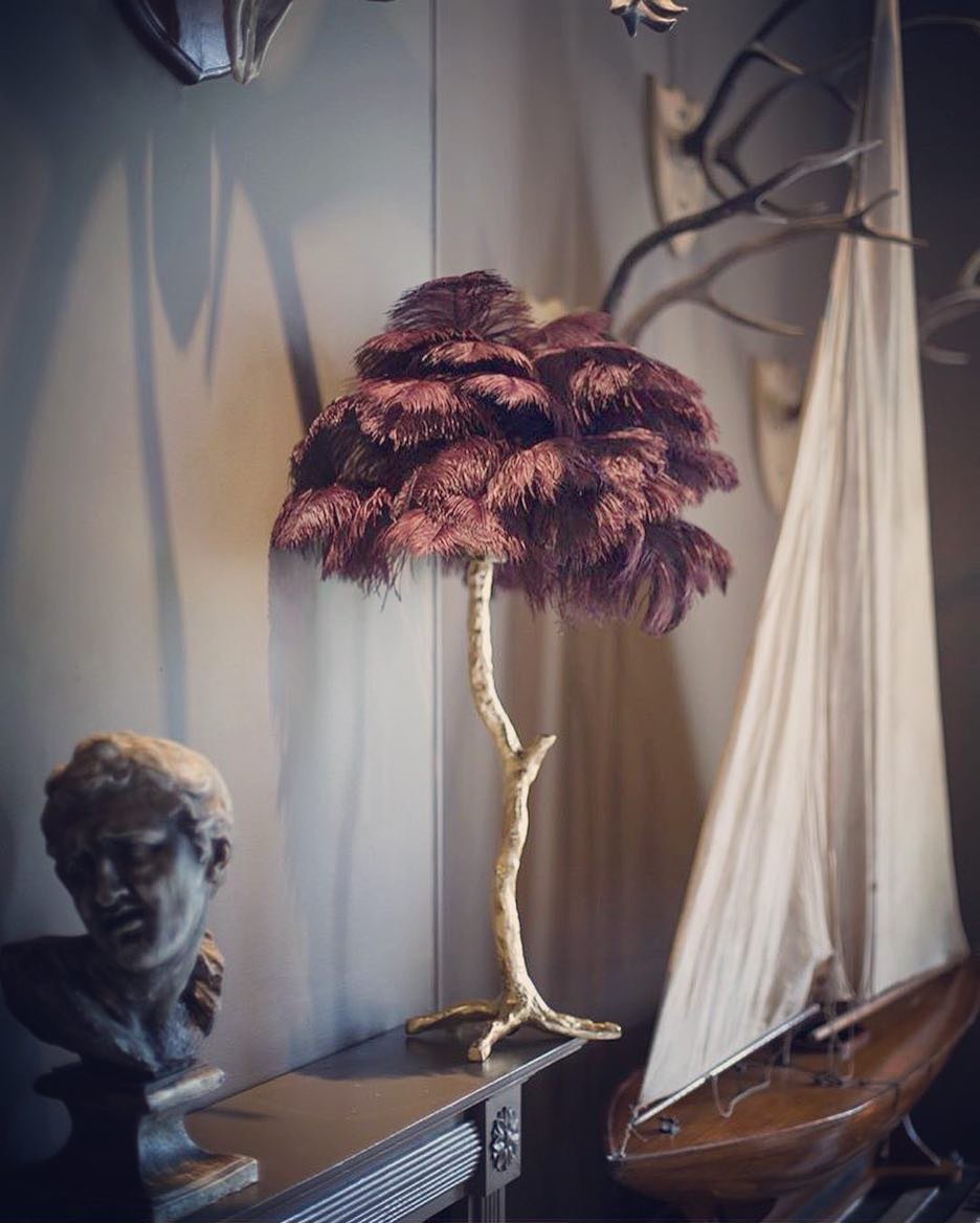 Lámpara de mesa de plumas de avestruz