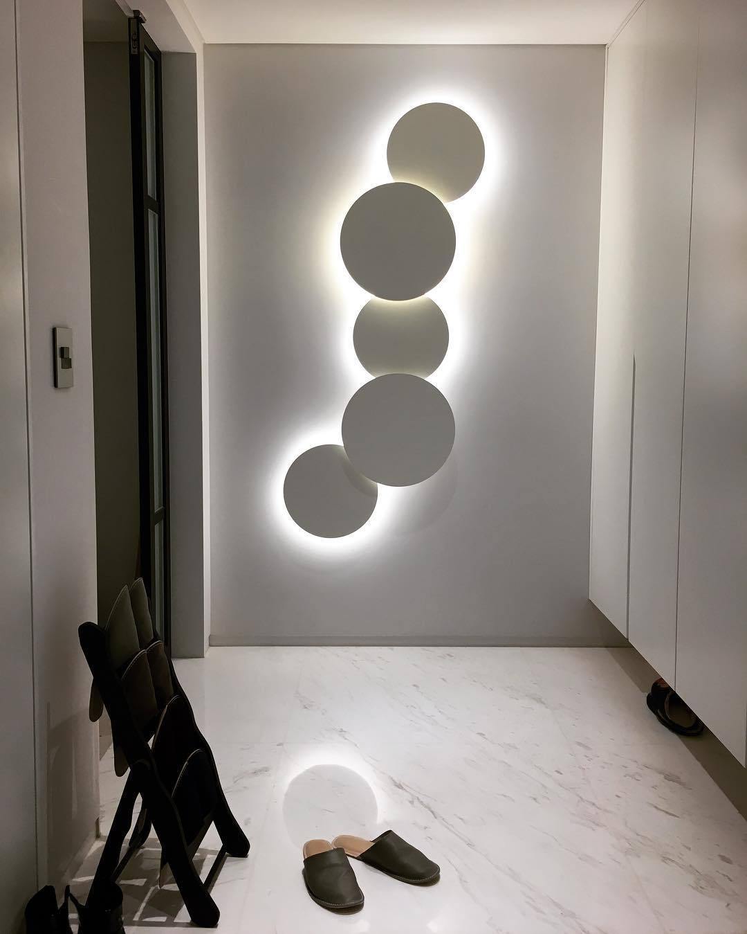 PUCK WALL ART | Fluorescent wall light
