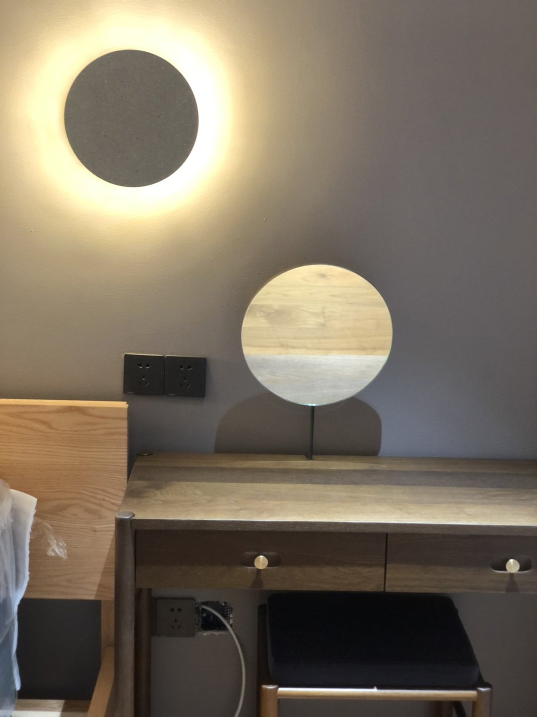 Pin Wall Lamp.